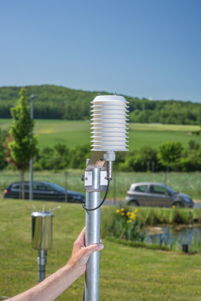 Der Feinstaub-Hygro-Thermo-Baro Sensor Compact misst Temperatur, Luftfeuchtigkeit, PM2.5, PM10 und viele weitere Parameter mit geringem Installationsaufwand.